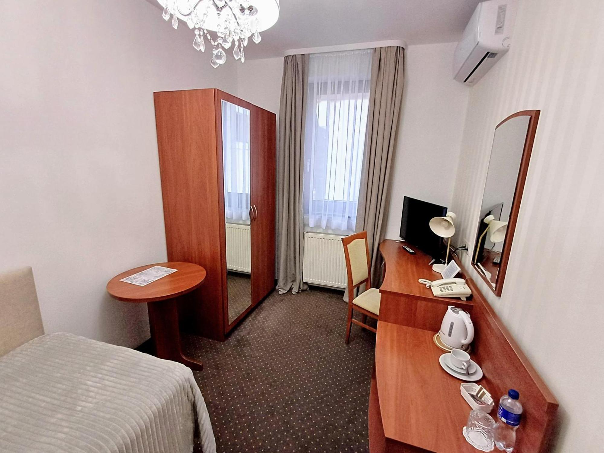 Hotel I Restauracja Borowianka Ostrow Wielkopolski Exterior photo
